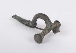 Objet : Fibule cruciforme en bronze à patine verte dite aussi - arbalète - , ancienne