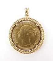 Collection : pièce de monnaie Souverain en or monté dans un sertissage en or 18K