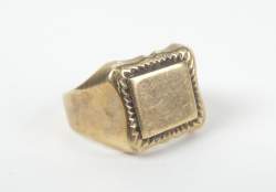 Bijou : Bague/chevalière (acc) en or 9K