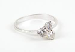 Bijou : Bague en or blanc 18K (déform) sertie de diamants