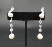 Bijou : Paire de boucles d'oreilles pendantes en or blanc 18K serties de perles de cultures et de diamants