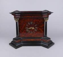 Horlogerie: Horloge à poser en loupe de thuya et laque noire colonnes mvt rond d