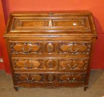 Meuble: Scriban de style Louis XV en chene sculpte 19eS 3 tiroirs, 1 abattant et