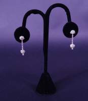 Bijou: Paire de boucles d'oreilles en or blanc 18K serties de diamants pour 1,70