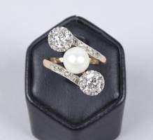 Bijou: Bague Toi et Moi en or jaune 18K et platine sertie d'une perle et de diam