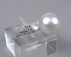 Bijou: Bague en or blanc 18K sertie d'une perle des Mers du Sud d'env. 12mm et d