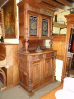 Meuble 2 corps HenryII en chêne 2P +2T entre-deux à colonnesdessus 2P vitraux de