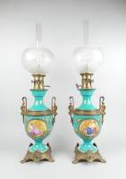 Luminaire : Paire de lampes à pétrole en porcelaine et bronze (1 boule acc) décor peint d'une scène antique