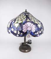 Luminaire : Importante Lampe à poser dans le goût de TIFFANY à piétement en bronze et abat-jour (ecl , lacunes) à la façon d'un vitrail