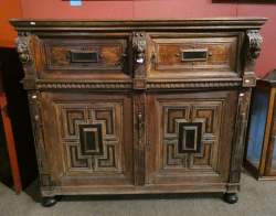 Meuble : Buffet dit - Ribbank - en chêne mouluré de réserves partiellement teintées 17eS