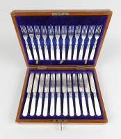 Argenterie : 24 couverts à dessert en métal argenté décor gravé et manche en nacre