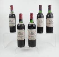 Vin : 5 bouteilles Château Beychevelle Saint Julien Médoc 3 de 1967 et 2 de 1969 , 1 niveau mi - épaule (1 EA)