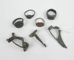 Objets de fouille en bronze patiné probable période mérovingienne comprenant : 4 bagues et 3 fibules (7pces)