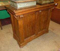 Meuble formant bar en chêne ouvrant sur l'arrière par 2 portes et 1 tiroir (mq clés)