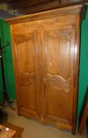 Meuble : Armoire de mariage en chêne sculpté