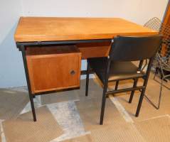 Meuble : Bureau Vintage en teck et monture en métal (usures d'usage) 1 caisson et sa chaise