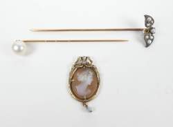 Bijou : 2 Epingles de cravate en or jaune 14K sertie de perles et d'éclats de diamants (1mq) + pendentif camée entourage en or jaune 14K