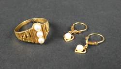 Bijou : Bague (acc) sertie de 3 perles de culture et paire de boucles d'oreilles serties de perles de culture le tout en or jaune 18K