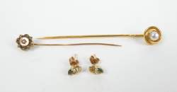 Bijou : 2 Epingles de cravate et paire de boucles d'oreilles en or jaune 18K
