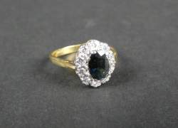 Bijou : Bague en or jaune et blanc 18K sertie d'un saphir ovale entouré de diamants