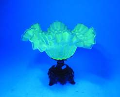 Objet : Coupe sur pied en verre moulé URANE/ ouraline et piètement en bronze H : 26cm Diam : 30cm