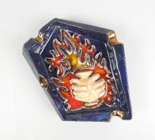 Céramique : Cendrier GUERIN (sous la base) faïence - mains tenant un vase avec flammes - 28x23cm inscription et signé sur le coté GUERIN Jules