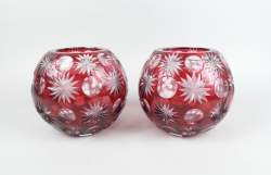 Verrerie : Paire de vases boule en cristal taillé probablement Bohème H : 17 , 5cm Diam : +/ - 20cm