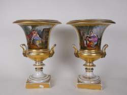 Céramique : Paire de vases forme Medicis en porcelaine vieux Bruxelles fin 19eS début 20eS décor peint de scène galante rehauts d'or (usure) H : 40cm