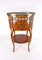 Meuble : Table d'appoint/ Chiffonnière de style en bois de placage