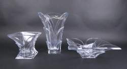 Verrerie : 2 Vases en cristal taillé (pt ecl) dont 1 servant de base pour une 1 coupe , tous N°érotés et édités à 300 exemplaires avec certificat H+grand : 30cm (3pcs)