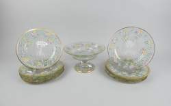 Verrerie : Service à Dessert en cristal taillé décor peint de fleurs et rehauts d'or (13pcs) (ecl) : 1 coupe et 12 assiettes