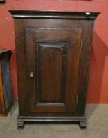 Meuble : Bonnetiere de style en chataignier sur patins (éléments anciens) H : 140x93x52cm