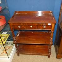 Meuble console/ desserte Louis Philippe (pt acc) milieu 19eS en placage d'acajou ouvrant par un tiroir piètement en bois tourné 96x79x40cm