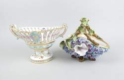 Céramique : 2 corbeilles en porcelaine (pt ecl sur une) : 1 ajourée et 1 avec décor de fleurs H : +/ - 17cm