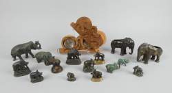 Objets : Lot de poids à opium en bronze probablement Birmanie - éléphants - + balance dans boite en bois + éléphants en bronze (16pcs) H : 2 , 5 à 7cm