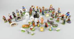 Collection : (+/ - 48pcs) Santons (40pcs) surtout de la manufacture de CARBONEL dont crèche avec Marie , mages. + crèches (8pcs) en pierre , verre , céramique...