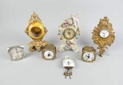 Horlogerie (Ds l'état) : Pendule en porcelaine - putto - (pt ecl) +cartel mural en cuivre +cartel en faience et bronze (ss mvt) + 2 réveils + pendulette miniature + réveil IMHOF (7