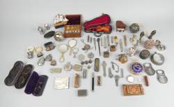 Objet : Curiosités : poudriers , crayons , dés à coudre , loupe , hochets , décapsuleurs , ...