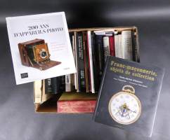 Livres : Lot de livres divers thèmes : Objets de la Franc - maçonnerie , les appareils photos , la porcelaine , les pièces de monnaies (+ de 30pcs)