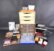 Bijou : Fort lot avec outillage pour montres / bijoux + pièces détachées pour montres de gousset et bracelet + boites pour collection de montres