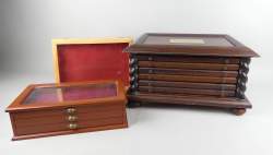 Objet : Médaillier en bois 5 tiroirs garni de 4 colonnes torsadées pieds boule 28 , 5x52x39cm + boite à tiroirs + petite vitrine