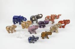 Collection : Lot d'éléphants en pierre dont rhodonite , jaspe , oeil de tigre , lapis - lazuli , . H : de 10 à 5cm (écl) (12pcs)
