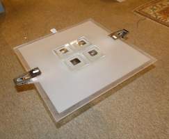 Luminaire: plafonnier en verre en partie maté structure en métal chromé étiquett