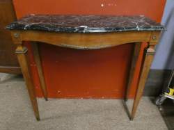 Meuble: Console en bois de style Louis XVI pieds en gaine dessus marbre H:77x83x