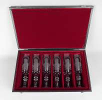 Verrerie: Coffret de 6 Mazagran cristal gravé (1 fendu) fond en velours rouge H