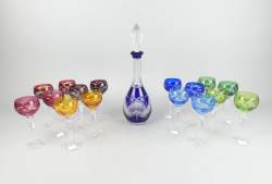 Verrerie : Suite de 16 verres sur pied en cristal taillés colorés avec carafe bleue / incolore