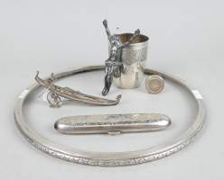 Argenterie : Lot d'argent dont : timbale , Christ en croix , gondole.