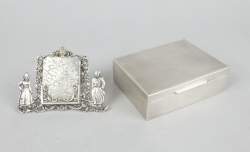 Objet : flacon en argent sur son présentoir en métal argenté + Boite à cigarettes extérieur en argent poinçon 835 intérieur bois