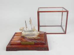 Argenterie : Bateau en argent - The Turtleship - en hommage à l'Amiral Yi dans sa vitrine