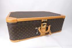 Mode : Valise Louis VUITTON modèle - Stratos 80 - en toile monogramé et cuir naturel (traces d'usures et frot. Bel état gen)